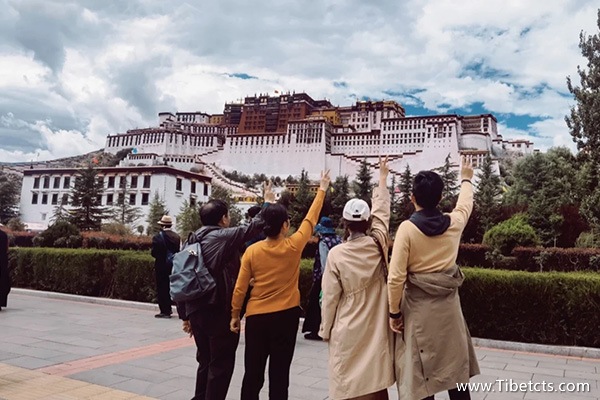 西藏旅游包車費用多少