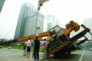 連云港：吊車(chē)拆除廣告牌時(shí)遇上一陣風(fēng) 結(jié)果導(dǎo)致吊車(chē)發(fā)生側(cè)翻
